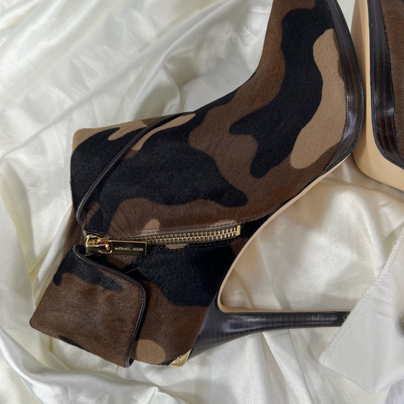 $513 NEW Size 11 SET - Michael Kors REAL Hair Calf Camo Bootie & Camo Clutch - Picture 4 of 17